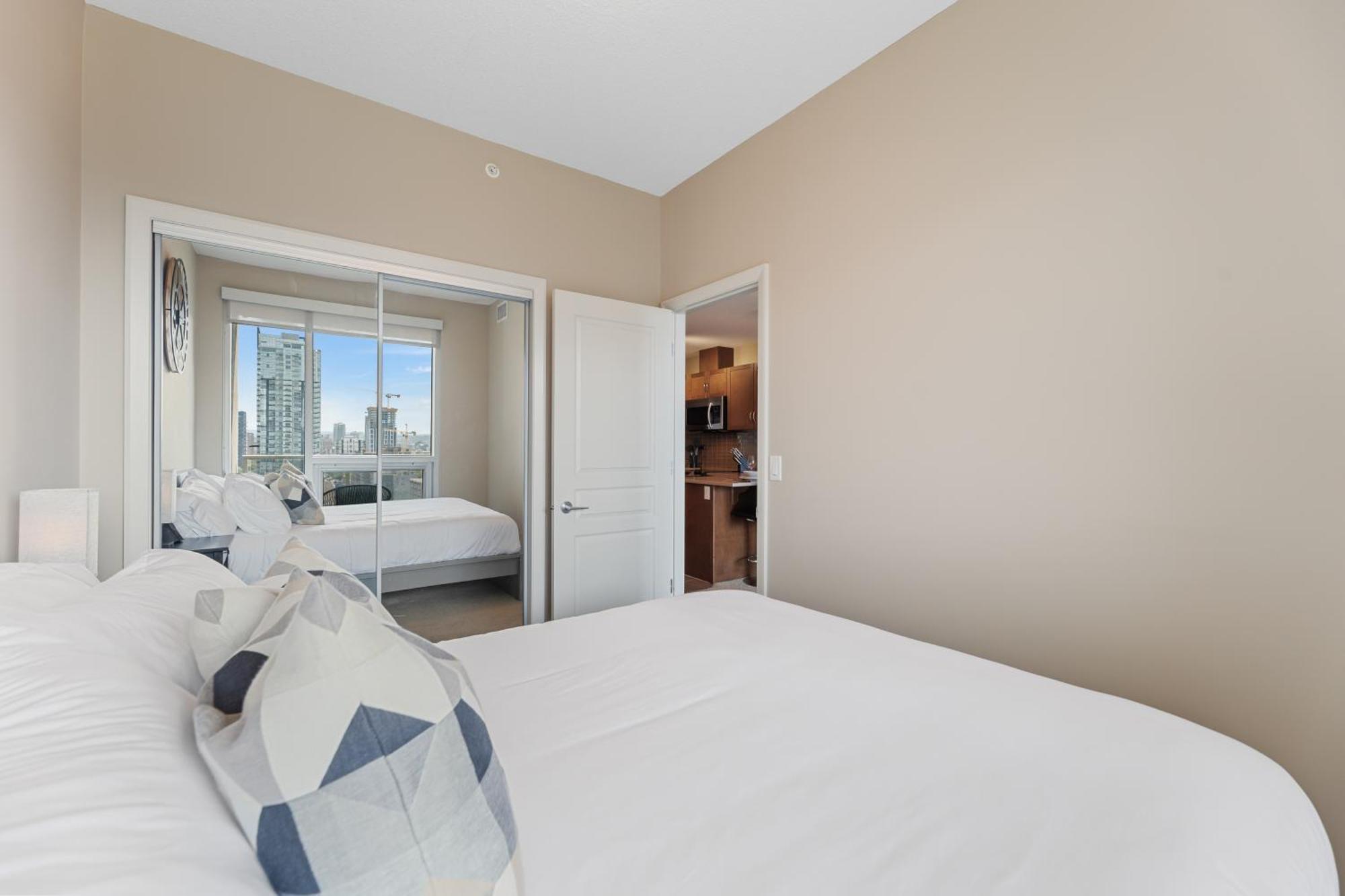 Heart Of Downtown Calgary Spacious Luxury Condo With Stunning Views And Premium Amenities ภายนอก รูปภาพ