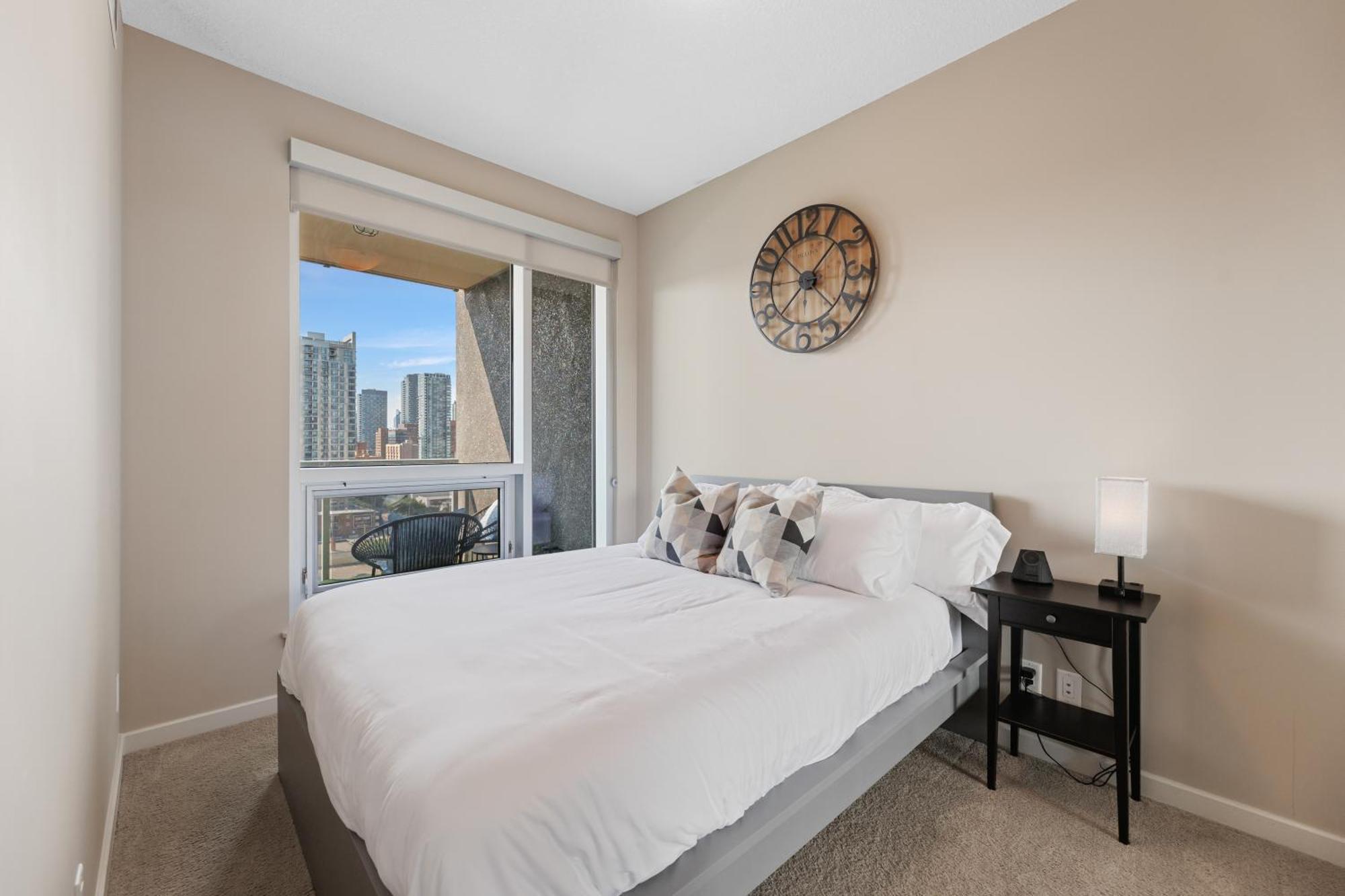 Heart Of Downtown Calgary Spacious Luxury Condo With Stunning Views And Premium Amenities ภายนอก รูปภาพ