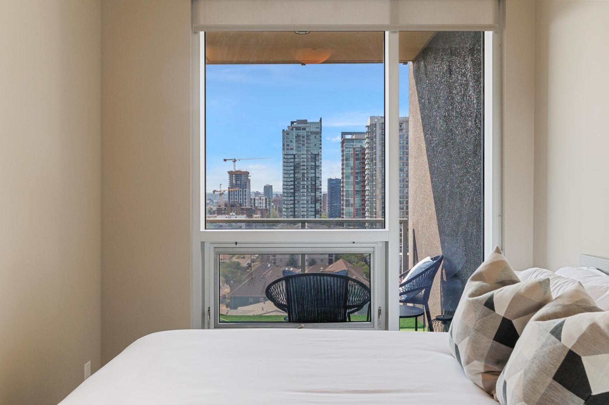 Heart Of Downtown Calgary Spacious Luxury Condo With Stunning Views And Premium Amenities ภายนอก รูปภาพ
