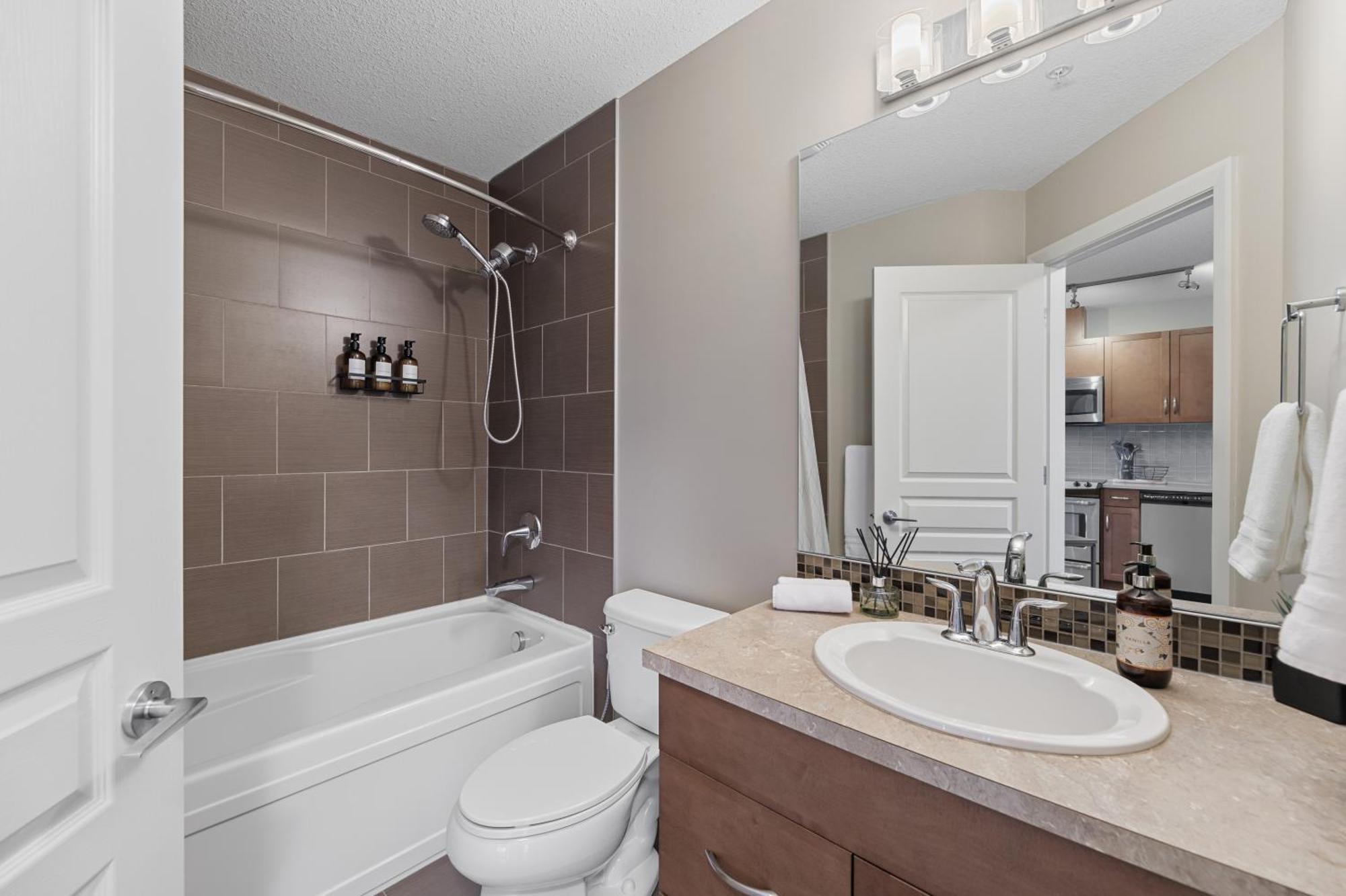 Heart Of Downtown Calgary Spacious Luxury Condo With Stunning Views And Premium Amenities ภายนอก รูปภาพ