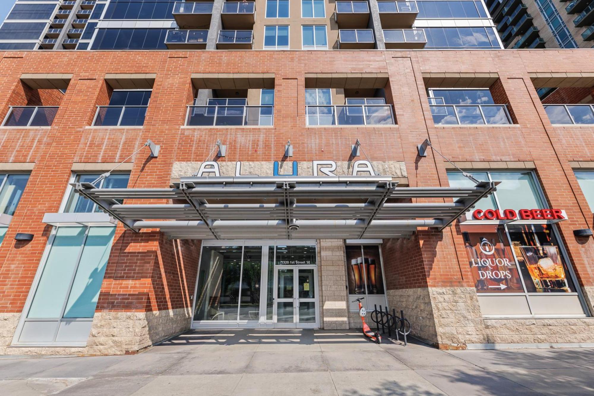 Heart Of Downtown Calgary Spacious Luxury Condo With Stunning Views And Premium Amenities ภายนอก รูปภาพ