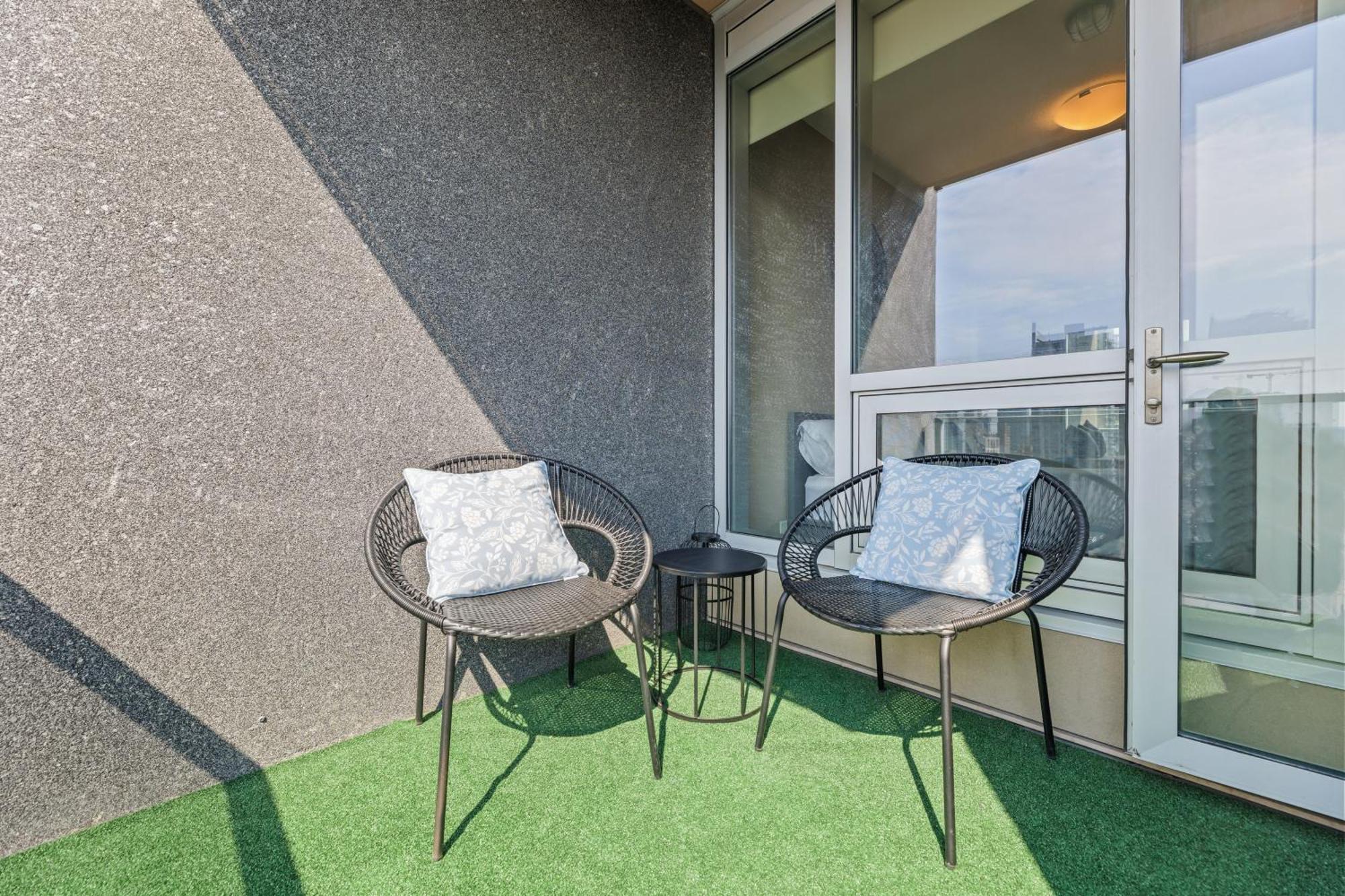 Heart Of Downtown Calgary Spacious Luxury Condo With Stunning Views And Premium Amenities ภายนอก รูปภาพ